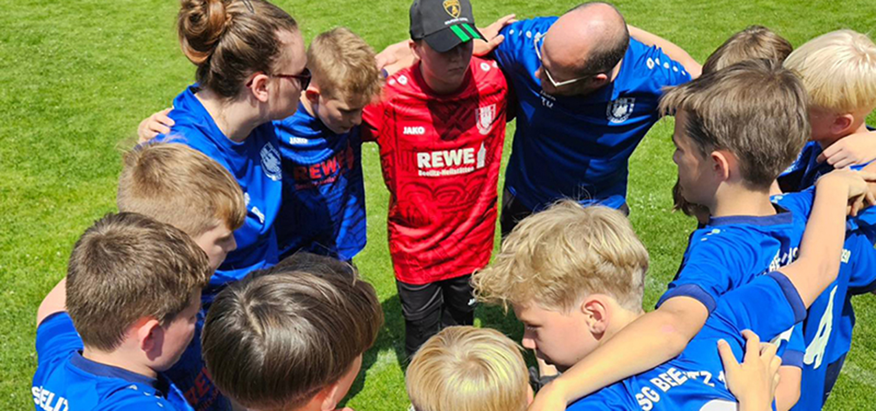 Kindermannschaft mit Trainer